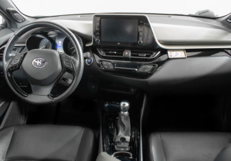 Подержанный автомобиль Toyota C-HR 2020 года (11 фото)