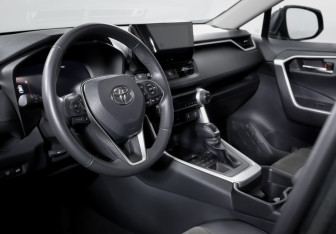 Подержанный автомобиль Toyota RAV4 2024 года (14 фото)