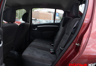 Подержанный автомобиль Renault Sandero 2011 года (8 фото)