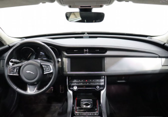 Подержанный автомобиль Jaguar XF Sedan 2019 года (13 фото)
