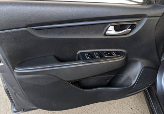 Подержанный автомобиль Kia Rio Hatchback 2021 года (17 фото)