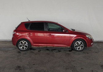 Подержанный автомобиль Kia Ceed Hatchback 2011 года (8 фото)
