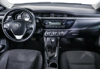 Подержанный автомобиль Toyota Corolla Sedan 2014 года (9 фото)