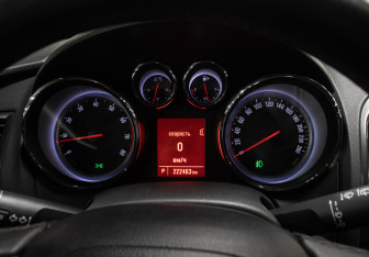 Подержанный автомобиль Opel Astra Hatchback 2011 года (13 фото)