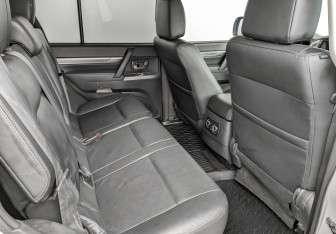 Подержанный автомобиль Mitsubishi Pajero 2017 года (12 фото)