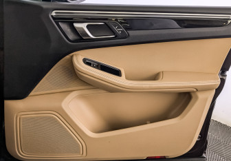 Подержанный автомобиль Porsche Macan 2016 года (25 фото)