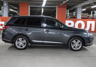 Подержанный автомобиль Mitsubishi Outlander 2020 года (4 фото)