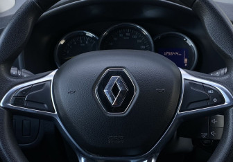 Подержанный автомобиль Renault Logan Sedan 2018 года (15 фото)