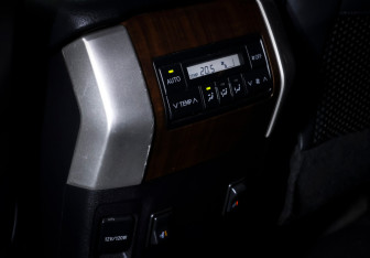 Подержанный автомобиль Toyota Land Cruiser Prado 2011 года (12 фото)