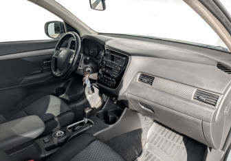 Подержанный автомобиль Mitsubishi Outlander 2013 года (11 фото)