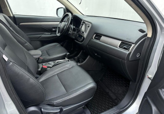 Подержанный автомобиль Mitsubishi Outlander 2014 года (13 фото)