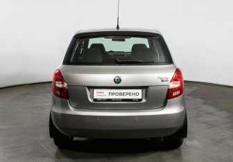 Подержанный автомобиль Skoda Fabia Hatchback 2008 года (6 фото)