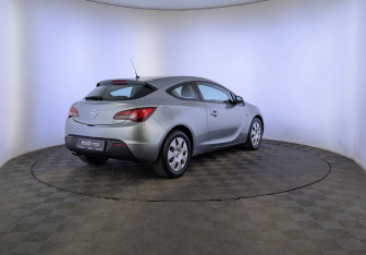 Подержанный автомобиль Opel Astra Hatchback 2012 года (5 фото)