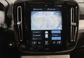 Подержанный автомобиль Volvo XC40 2018 года (16 фото)