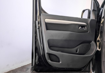 Подержанный автомобиль Peugeot Traveller 2022 года (19 фото)
