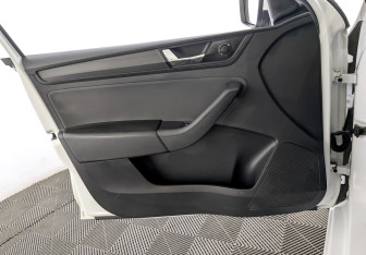 Подержанный автомобиль Skoda Rapid Liftback 2019 года (19 фото)