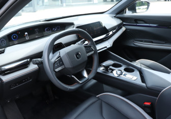 Подержанный автомобиль Changan UNI-V 2024 года (13 фото)