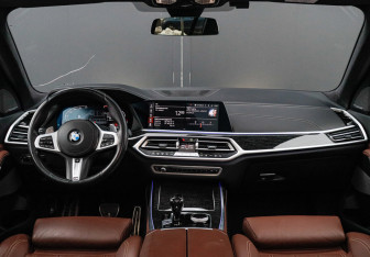 Подержанный автомобиль BMW X7 2021 года (18 фото)