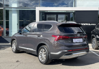 Подержанный автомобиль Hyundai Santa Fe 2021 года (7 фото)
