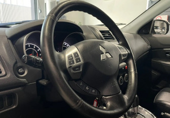 Подержанный автомобиль Mitsubishi ASX 2010 года (13 фото)