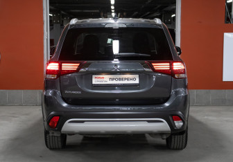 Подержанный автомобиль Mitsubishi Outlander 2020 года (6 фото)