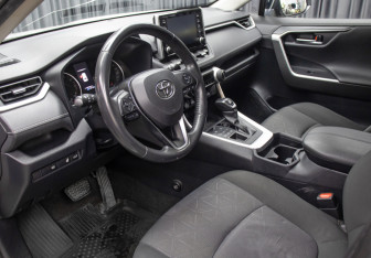 Подержанный автомобиль Toyota RAV4 2020 года (16 фото)