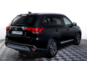 Подержанный автомобиль Mitsubishi Outlander 2018 года (5 фото)
