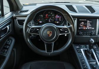 Подержанный автомобиль Porsche Macan 2016 года (10 фото)