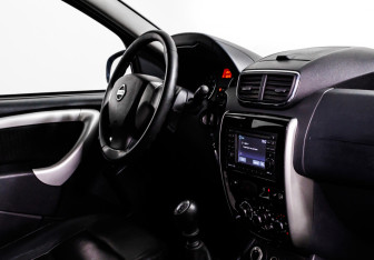 Подержанный автомобиль Nissan Terrano 2015 года (9 фото)