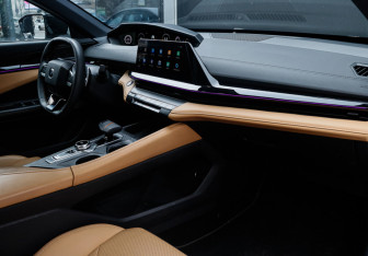 Подержанный автомобиль Changan UNI-V 2023 года (9 фото)