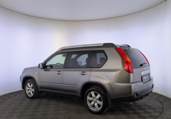 Подержанный автомобиль Nissan X-Trail 2010 года (7 фото)