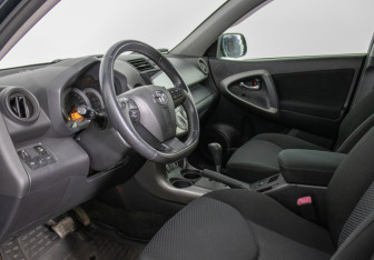 Подержанный автомобиль Toyota RAV4 2010 года (10 фото)