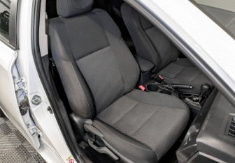 Подержанный автомобиль Toyota Auris Hatchback 2013 года (23 фото)