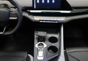 Подержанный автомобиль Changan UNI-V 2024 года (9 фото)