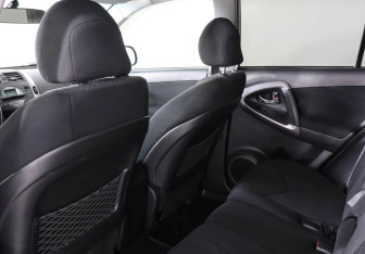 Подержанный автомобиль Toyota RAV4 2007 года (12 фото)