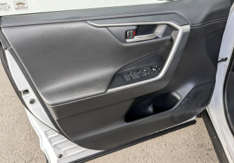 Подержанный автомобиль Toyota RAV4 2021 года (20 фото)