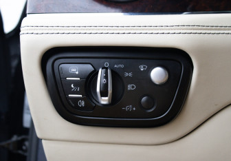 Подержанный автомобиль Bentley Bentayga 2016 года (22 фото)