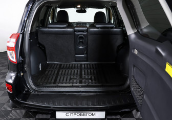 Подержанный автомобиль Toyota RAV4 2011 года (10 фото)