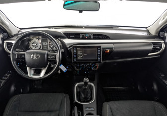 Подержанный автомобиль Toyota Hilux 2021 года (14 фото)