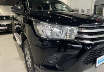 Подержанный автомобиль Toyota Hilux 2018 года (8 фото)