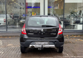 Подержанный автомобиль Renault Sandero 2013 года (7 фото)
