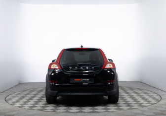 Подержанный автомобиль Volvo C30 2012 года (6 фото)