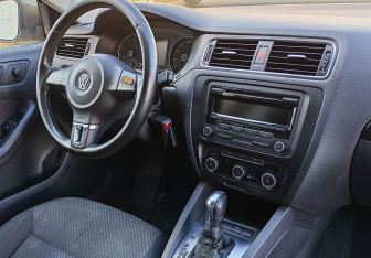 Подержанный автомобиль Volkswagen Jetta Sedan 2011 года (10 фото)