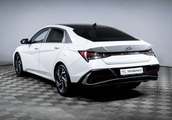 Подержанный автомобиль Hyundai Elantra Sedan 2023 года (7 фото)