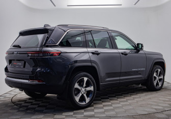 Подержанный автомобиль Jeep Grand Cherokee 2022 года (5 фото)