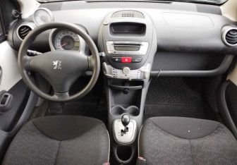 Подержанный автомобиль Peugeot 107 2011 года (9 фото)