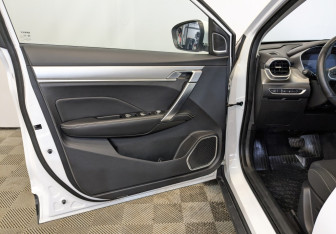 Подержанный автомобиль Geely Coolray 2023 года (19 фото)