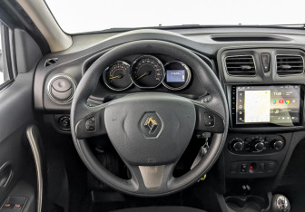 Подержанный автомобиль Renault Sandero 2018 года (21 фото)