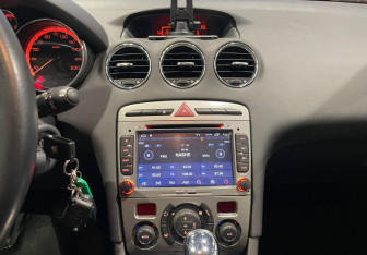 Подержанный автомобиль Peugeot 308 Hatchback 2011 года (16 фото)