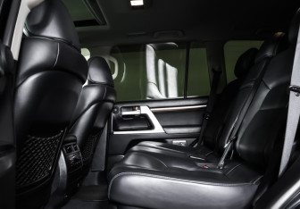 Подержанный автомобиль Toyota Land Cruiser Suv 2018 года (12 фото)